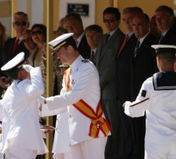 Don Felipe condecora con la Cruz del Mérito Naval como recompensa a su expediente académico a uno de los números Uno de la Promoción