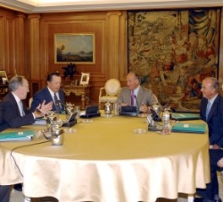 Su Majestad el Rey, con los miembros del Patronato de Fondena, durante la reunión