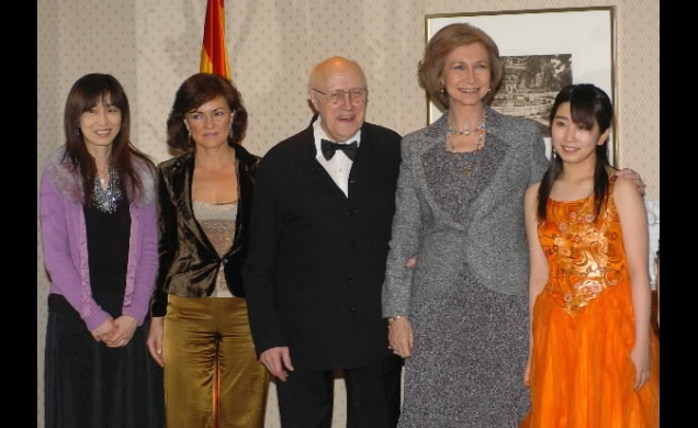 Su Majestad la Reina con el Maestro Rostropovich, la joven violinista Mayu Kishima acompañada por su madre y la ministra de Cultura, Carmen Calvo.