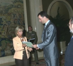 El Príncipe de Asturias recibe de manos de la presidenta de FEDECA las conclusiones del Congreso