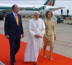 Sus Majestades reciben a Su Santidad el Papa Benedicto XVI a su llegada a España