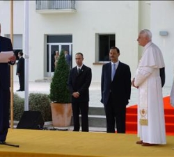 Don Juan Carlos pronuncia unas palabras de bienvenida al Santo Padre
