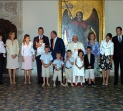 Encuentro de Su Santidad el Papa con la Familia Real en el Salón Dorado del Palau de la Generalitat