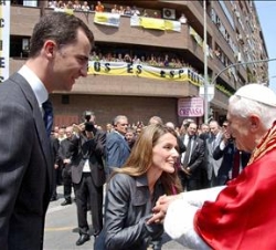 La Princesa de Asturias saluda al Santo Padre, en presencia de Don Felipe, en la estación de Metro de Jesús, donde recibieron a Su Santidad