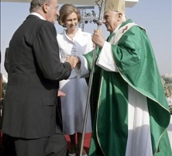 Sus Majestades saludan a Su Santidad el Papa antes de la celebración de la Santa Misa