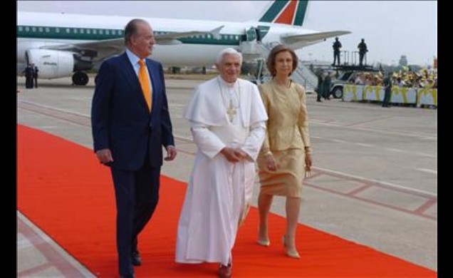 Sus Majestades reciben a Su Santidad el Papa Benedicto XVI a su llegada a España