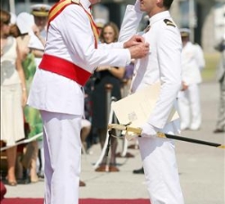 Don Juan Carlos condecora a uno de los números Uno de las Promociones de nuevos oficiales de la Armada