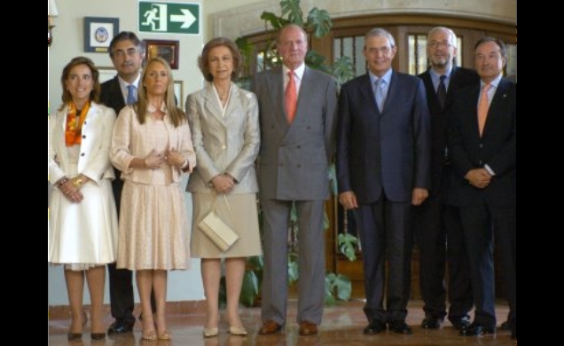 Sus Majestades los Reyes, junto a los miembros del Comité de Honor de la Fundación Camilo José Cela