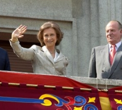 Sus Majestades en el balcón del Ayuntamiento de Ferrol