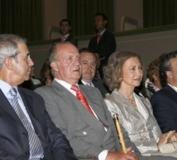 Sus Majestades, junto al alcalde de Ferrol, Juan Juncal, y el presidente de la Xunta, Emilio Pérez Touriño, en el Teatro Jofre de Ferrol,