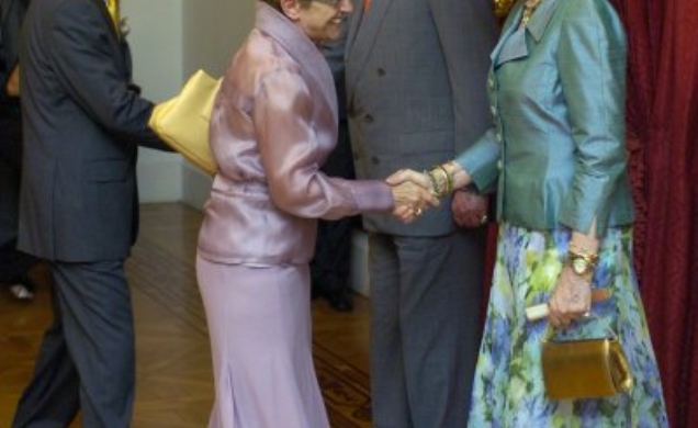 Don Juan Carlos y Doña Sofía saludan a la presidenta del Parlamento, Dolores Vilariño, y al delegado del Gobierno, Manuel Ameijeiras