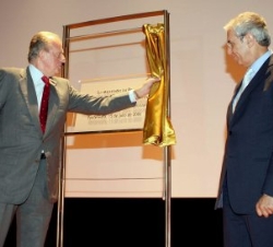 Don Juan Carlos descubre la placa conmemorativa