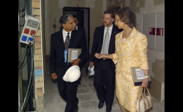 Su Majestad la Reina conversa con Jalid Iqbal, copresidente del Comité del Programa Científico de la Asociación sobre el Alzheimer