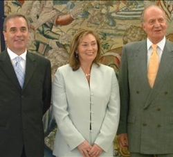 Su Majestad el Rey, con la Ministra de Defensa de Chile, Vivianne Blanlot, y su homólogo español, José Antonio Alonso