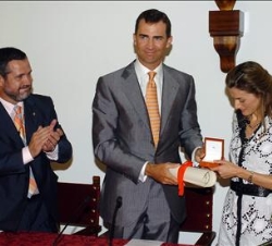 Los Príncipes reciben la Medalla de Oro de Sa Pobla y el pergamino acreditativo de manos del alcalde, Antoni Serra