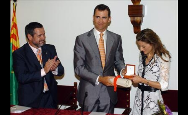Los Príncipes reciben la Medalla de Oro de Sa Pobla y el pergamino acreditativo de manos del alcalde, Antoni Serra