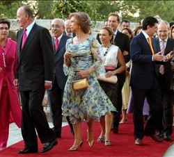Don Juan Carlos y Doña Sofía, a su llegada al Castillo de Bellver, acompañados por el presidente del Govern balear, Jaume Matas, la alcaldesa de Palma