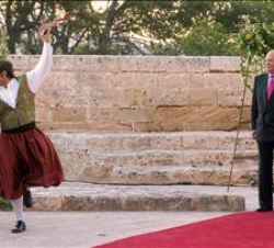 Los Reyes presencian un baile típico a su llegada al Castillo de Bellver, acompañados por el presidente del Govern balear, Jaume Matas