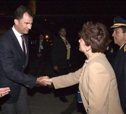 Don Felipe es recibido por la Ministra de Salud, Pilar Mazzetti en el Aeropuerto de Internacional Jorge Chávez.