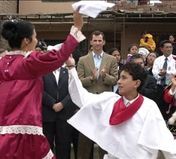 El Príncipe observa la danza "La Marinera", un baile típico de la costa norte del Perú