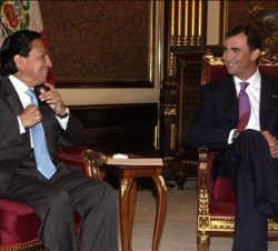El Príncipe de Asturias con el Presidente peruano Alejandro Toledo, durante el encuentro que mantuvieron