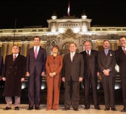 Foto de familia de la ceremonia de iluminación del Congreso de la República