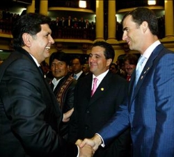Saludo entre el nuevo Presidente del Perú, Alan García Pérez, y Su Alteza Real el Príncipe de Asturias, tras la Ceremonia de Transmisión del Mando Pre