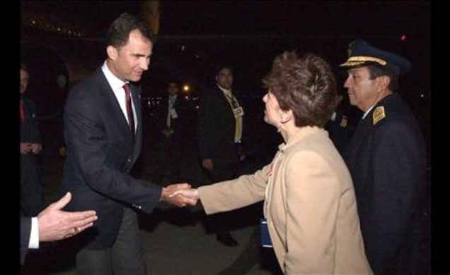 Don Felipe es recibido por la Ministra de Salud, Pilar Mazzetti en el Aeropuerto de Internacional Jorge Chávez.