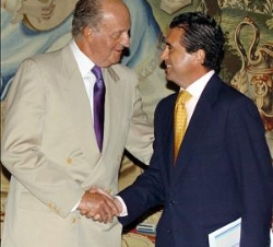 Don Juan Carlos recibe el saludo del presidente del Govern Balear, Jaume Matas