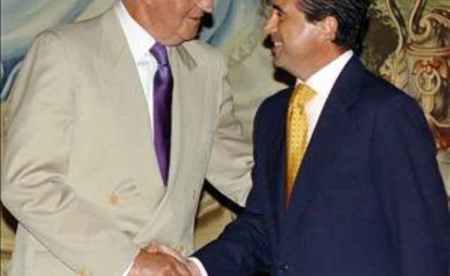 Don Juan Carlos recibe el saludo del presidente del Govern Balear, Jaume Matas