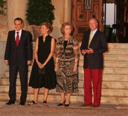 Sus Majestades los Reyes, con el presidente del Gobierno y la Sra. de Rodríguez Zapatero, momentos antes de la cena celebrada en el Palacio de Mariven