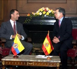 El Príncipe de Asturias conversa con el Presidente de Colombia, Álvaro Uribe