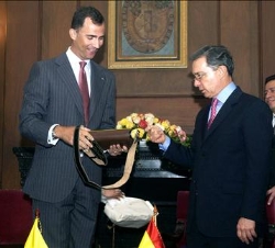 Don Felipe recibe un "carriel" (bolso típico de los campesinos de Antioquía) de manos del Presidente de Colombia, Álvaro Uribe