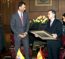 El Príncipe de Asturias entrega un obsequio al Presidente de Colombia, Álvaro Uribe