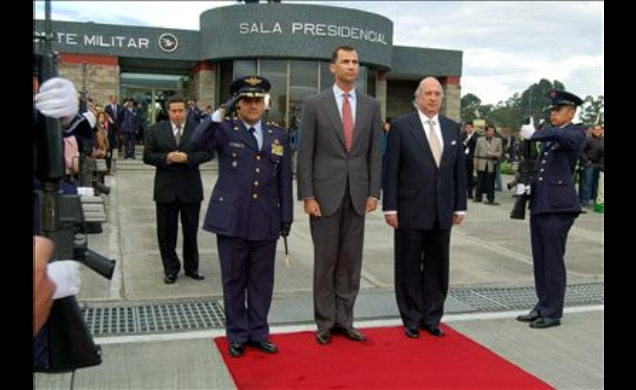 Don Felipe es recibido a su llegada por el Ministro colombiano del Interior y Justicia, Sabas Pretelt, y el General de la Fuerza Aérea Colombiana Juli