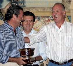 Don Juan Carlos, con el presidente del Govern balear, Jaume Matas, y el presidente del Parlament, Pere Rotger