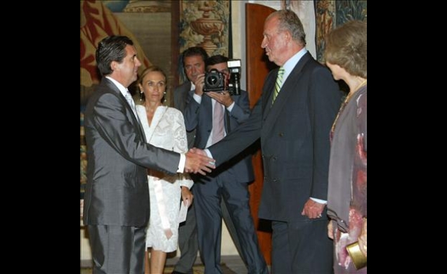 Su Majestad el Rey recibe el saludo del presidente del Govern Balear, Jaume Matas