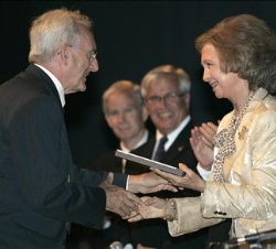 Su Majestad entrega el Premio de la Federación Mundial de Cardiología al doctor Antonio Bayés de Luna