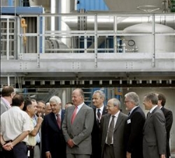 Don Juan Carlos conversa con los miembros del Comité de Empresa durante la visita a las instalaciones