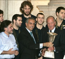 Don Juan Carlos con el presidente de la Federación  Española de Baloncesto, José Luis Sáez, el seleccionador nacional, José Vicente Hernández, y los j