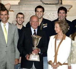 Los Reyes y los Príncipes con los Campeones del Mundo de Baloncesto 2006