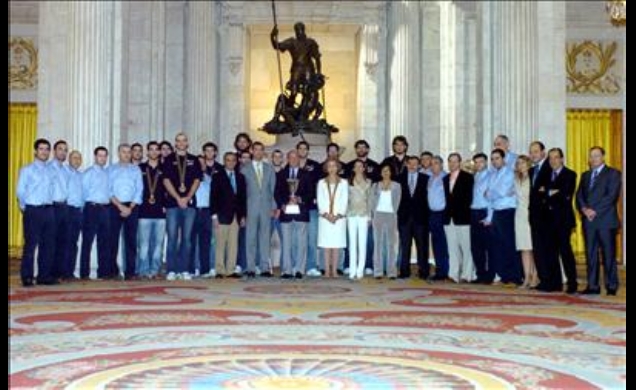 Sus Majestades los Reyes y Sus Altezas Reales los Príncipes de Asturias con el equipo español de baloncesto en el Salón de Columnas