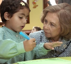 Doña Sofía, con una alumna