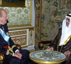 Don Juan Carlos conversa con el nuevo Embajador de Kuwait, el Sr. Adil Hamad M. Al Ayyar