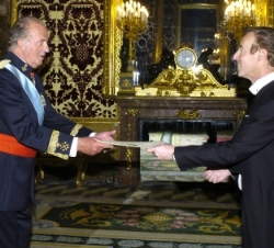 Don Juan Carlos recibe las Cartas Credenciales de manos del nuevo Embajador de Australia, el Sr. Noel Donald Campbell