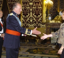 Saludo entre Su Majestad el Rey y la nueva Embajadora de Rumanía, la Sra. María Ligor