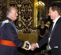 Don Juan Carlos recibe el saludo del nuevo Embajador de Ucrania, el Sr. Anatoliy Scherba