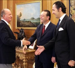 Don Juan Carlos recibe el saludo de Don Jaime de Marichalar y Oswald Gruebel