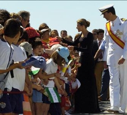 Don Felipe y Doña Letizia saludan a los numerosos ciudadanos que les brindaron una calurosa bienvenida