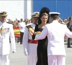 La Princesa de Asturias hace entrega de la Bandera de Combate al capitán de la Fragata "Álvaro de Bazán"